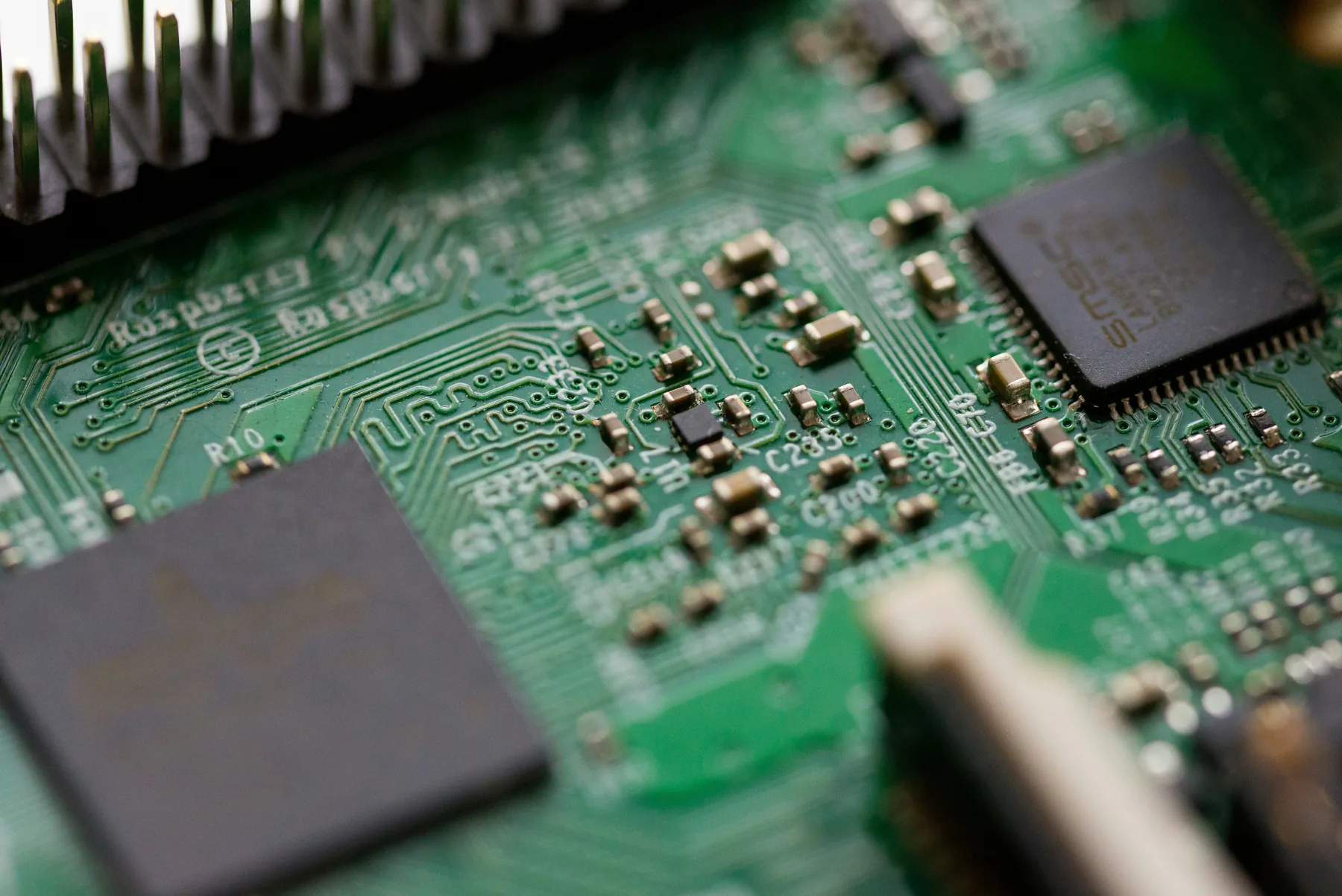 Detalj elektronskih komponenti na PCB ploči